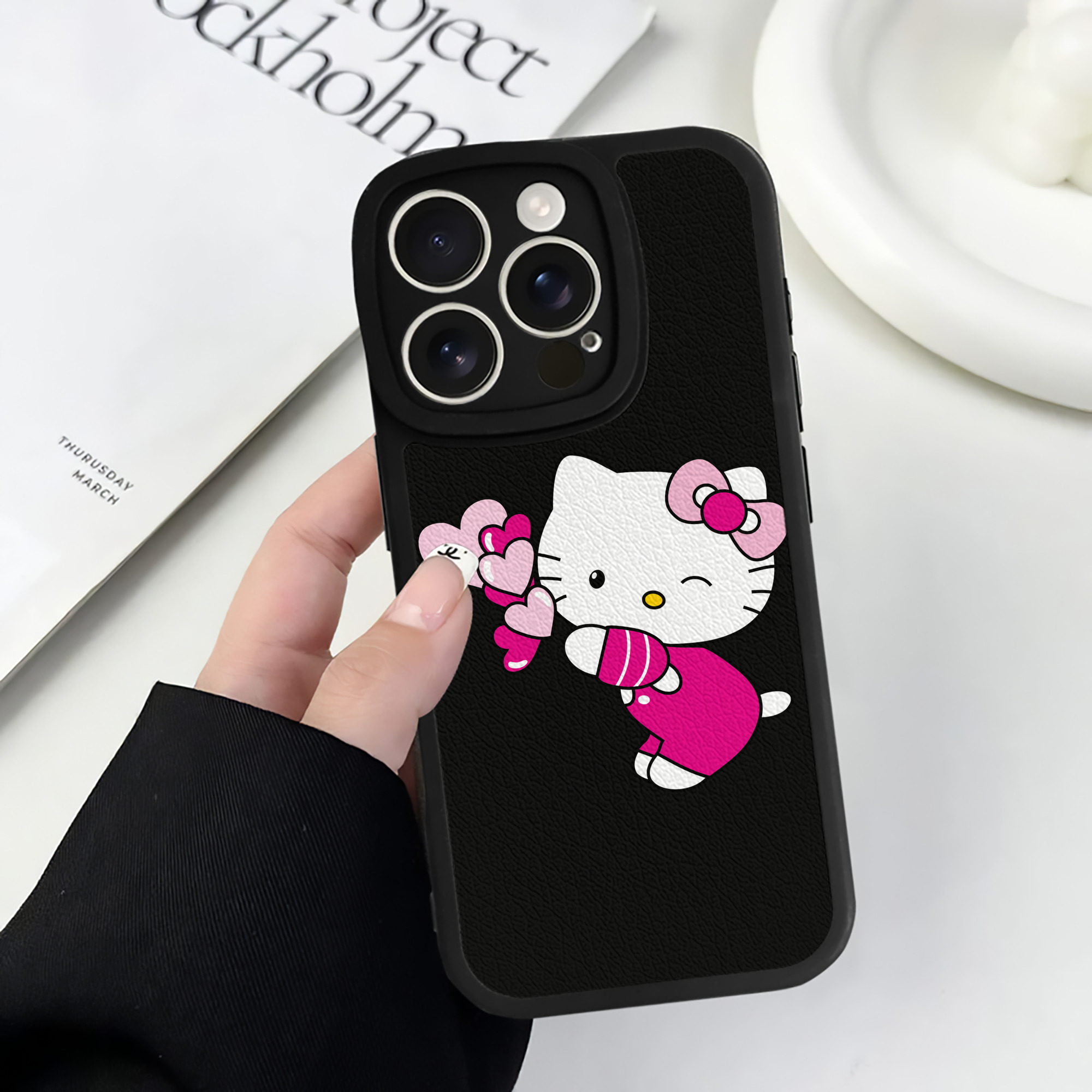 （画像用） Hello Kitty ハローキティ 【iPhone 16シリーズ対応】シリコンスマホケース（レザー調） 材質：シリコン